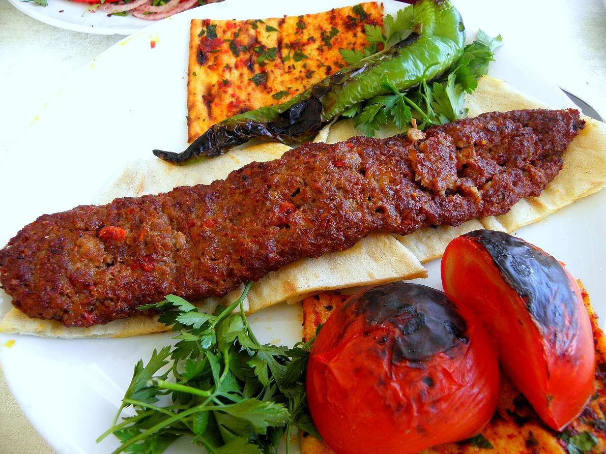 Adana kebap van de houtskoolgrill